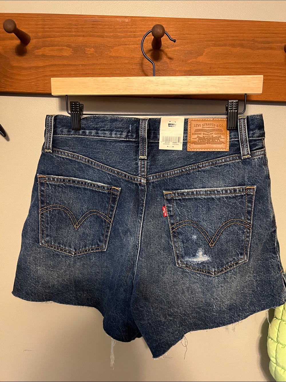 Levi’s Ribcage Shorts - Picture 2 of 3